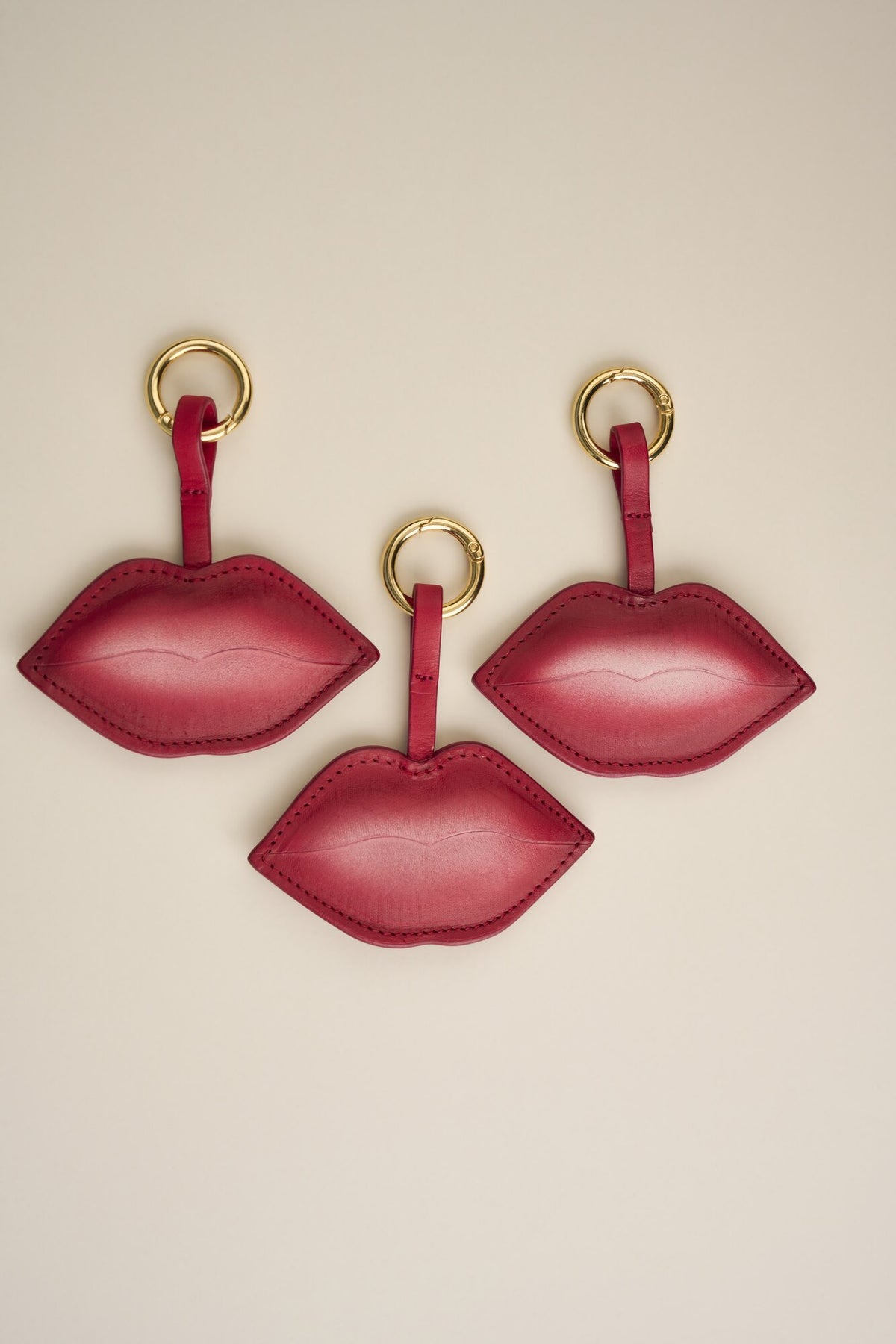 Tres Charms Beso de cuero Arthelier con argolla dorada