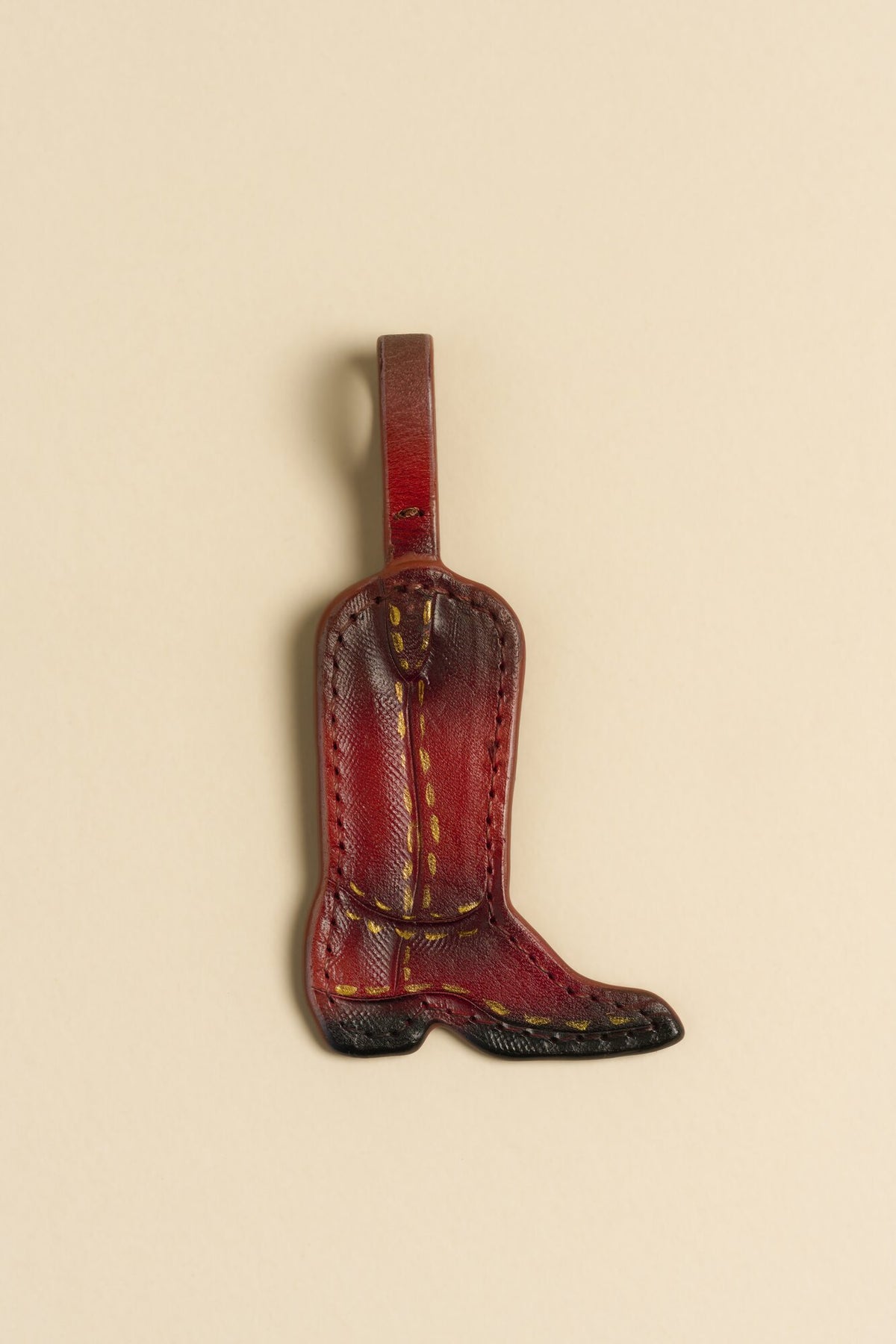 Charm Bota de cuero Arthelier sobre fondo crema