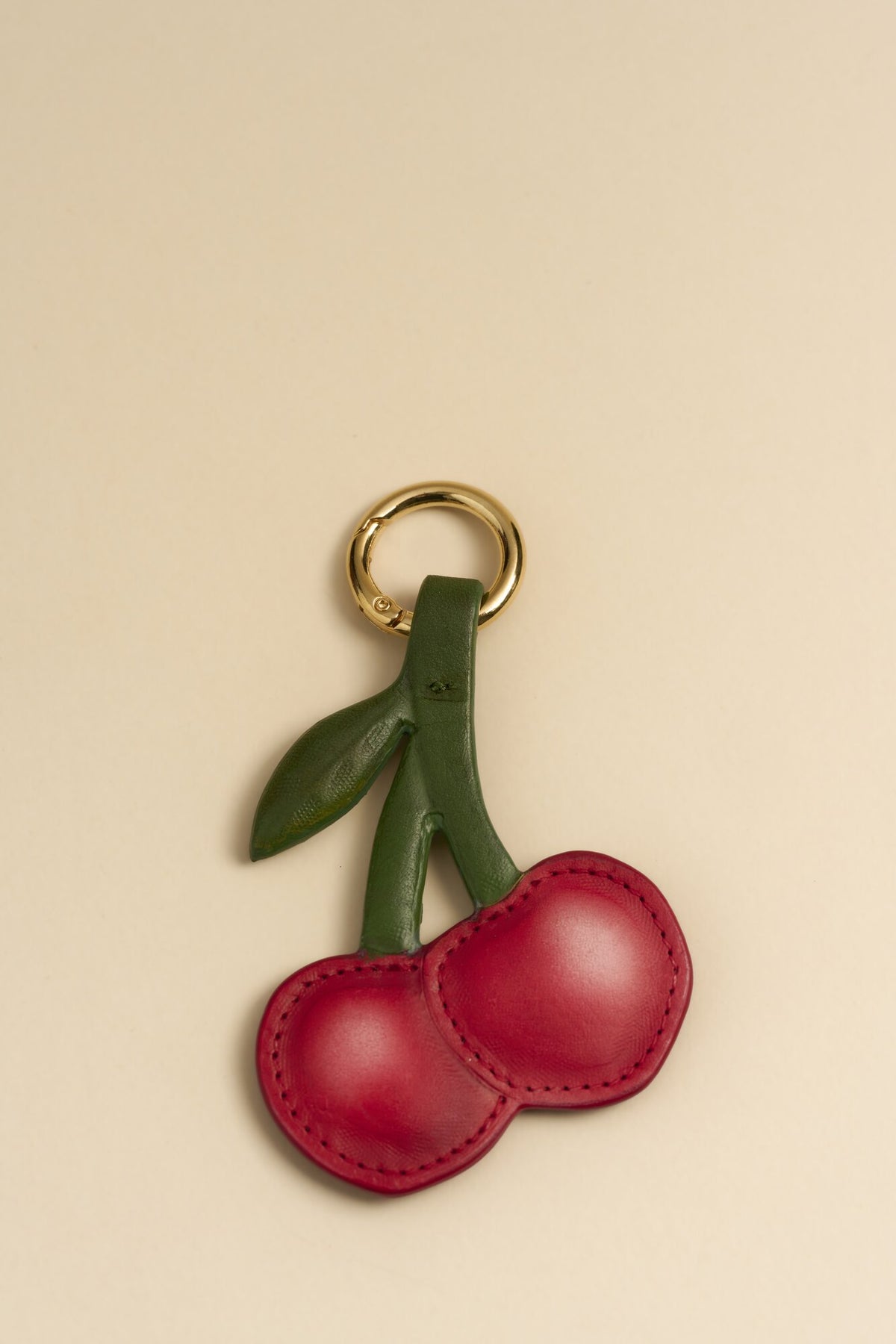 Charm Cereza de cuero con argolla dorada
