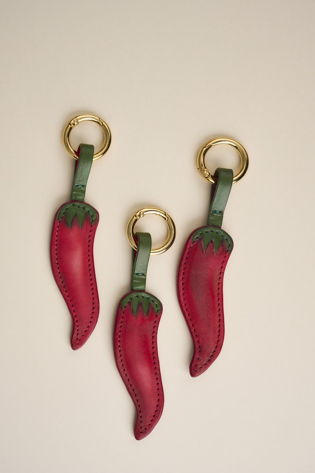 Tres Charms Chilli de cuero Arthelier con argolla dorada