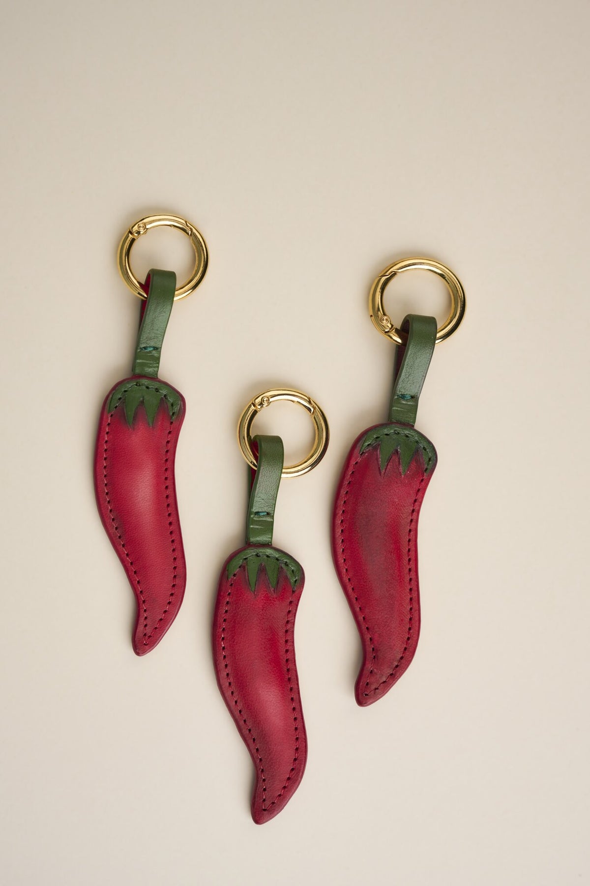 Tres Charms Chilli de cuero Arthelier con argolla dorada