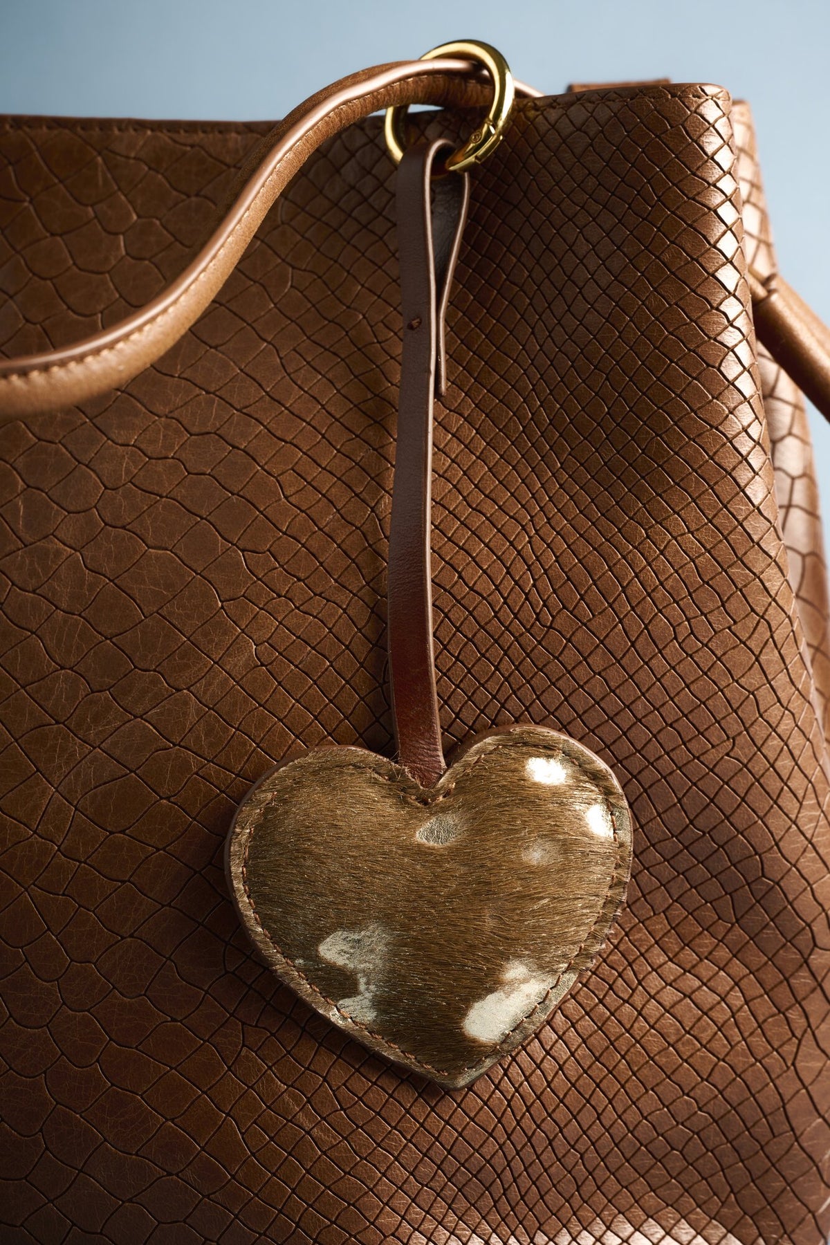 Charm Corazón de cuero Arthelier colgado en un bolso