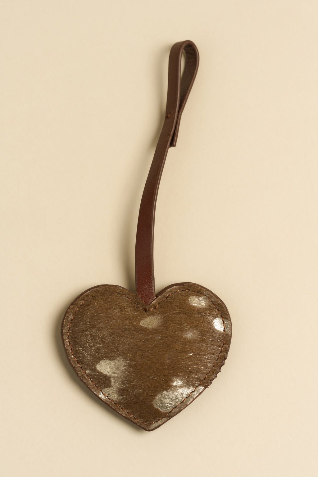 Charm Corazón de cuero Arthelier sobre fondo crema