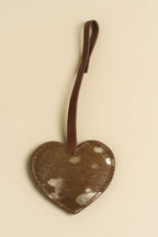Charm Corazón de cuero Arthelier sobre fondo crema