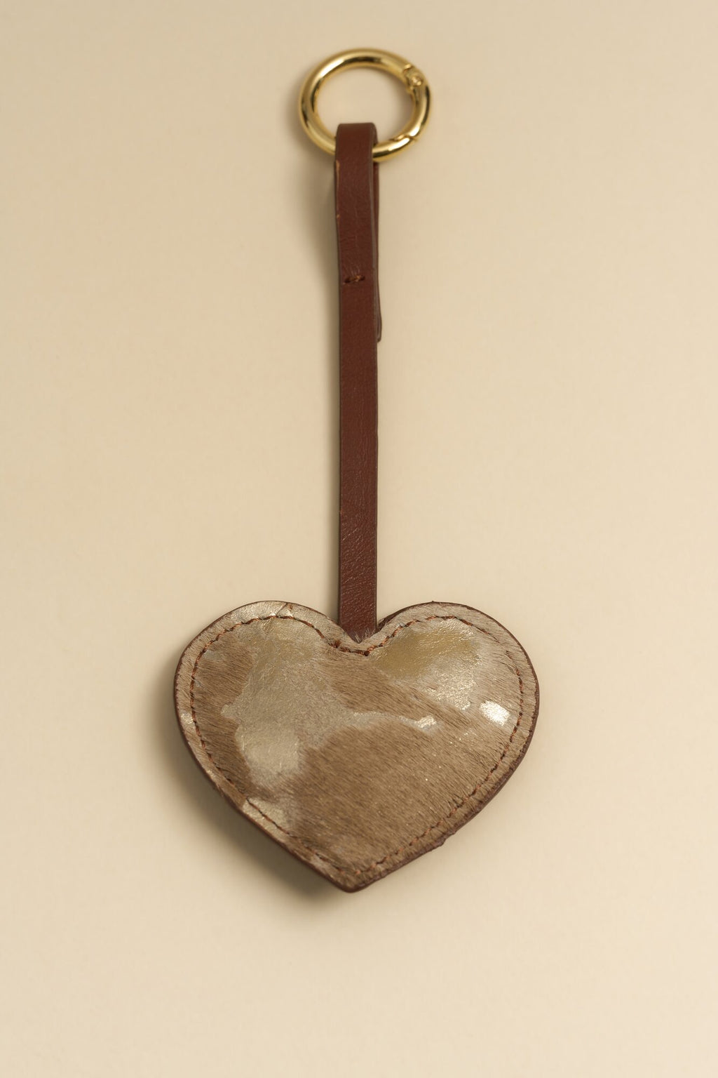 Charm Corazón de cuero con correa y argolla dorada