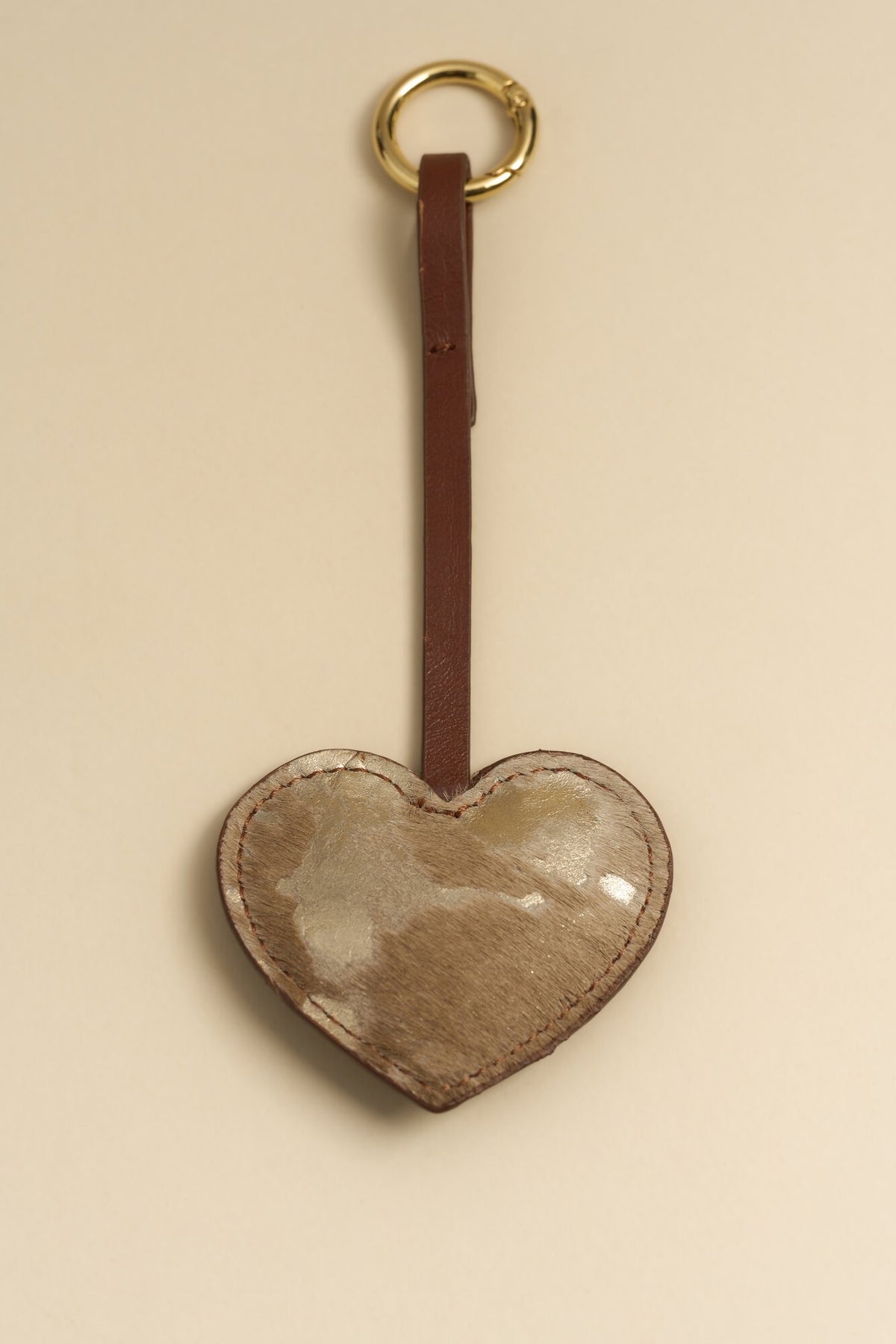 Charm Corazón de cuero con correa y argolla dorada