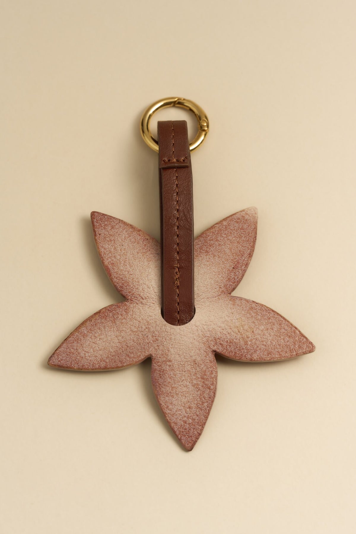 Charm Flor de cuero con correa y argolla dorada